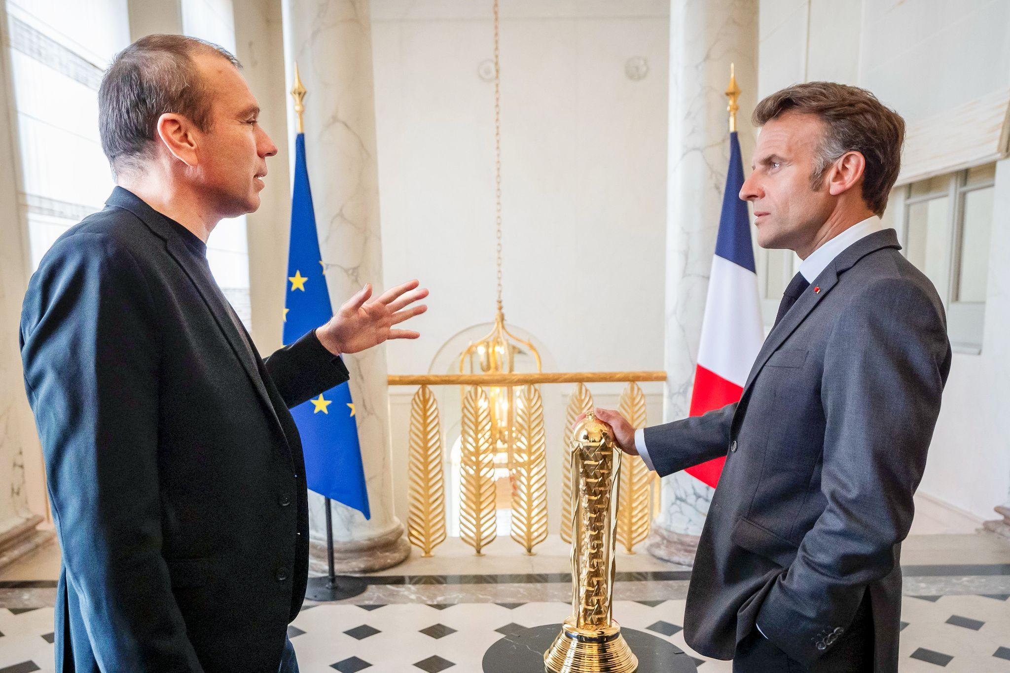 Ảnh 3: Hình ảnh chụp Tổng thống Emmanuel Macron (bên phải) và ông Ralf Reichert, CEO của Tổ chức Esports (bên trái) tại Điện Élysée ở Paris, Pháp - Ngày 19 tháng 5 năm 2026